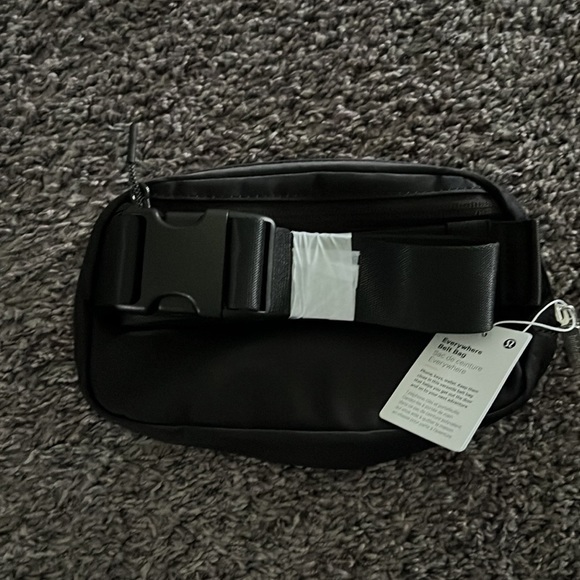 NWT Black Everywhere Belt Bag - Lululemon Crossbody Belt Bag - Picture 2 of 2